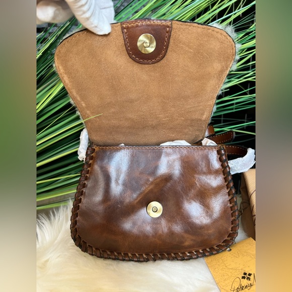 NWT Patricia Nash Italian Leather Finch Crossbody Bag — Sherpa Flap in Natural - Picture 5 of 11